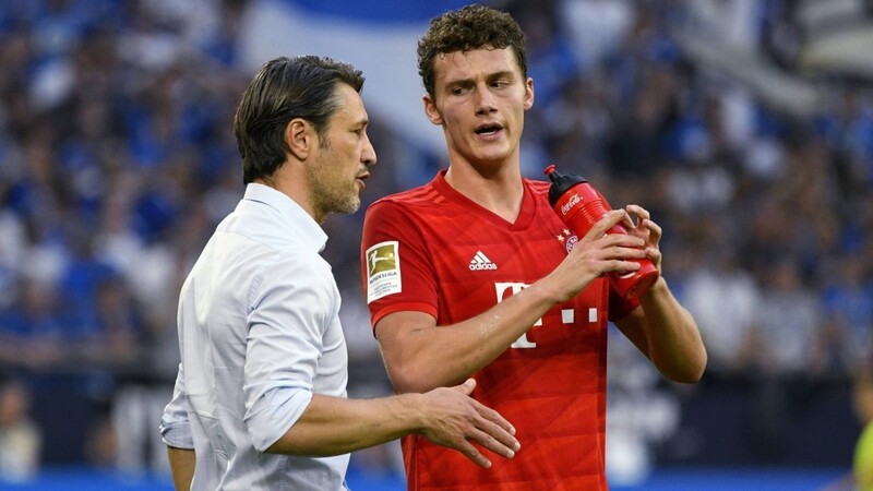Bayern-Trainer Niko Kovac gibt Neuzugang Benjamin Pavard taktische Anweisungen beim 3:0-Auswärtssieg gegen Schalke 04.