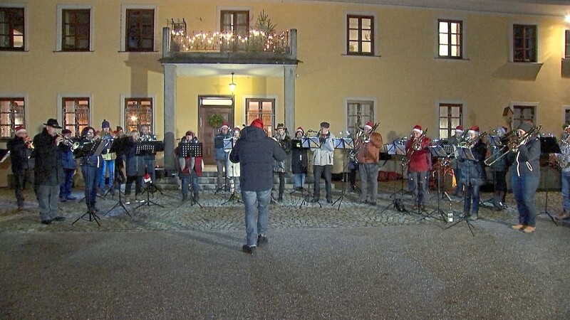 Beim "lebendigen Adventskalender" spielte "MAI Blech" im Höfter-Gutshof in Neuhausen.