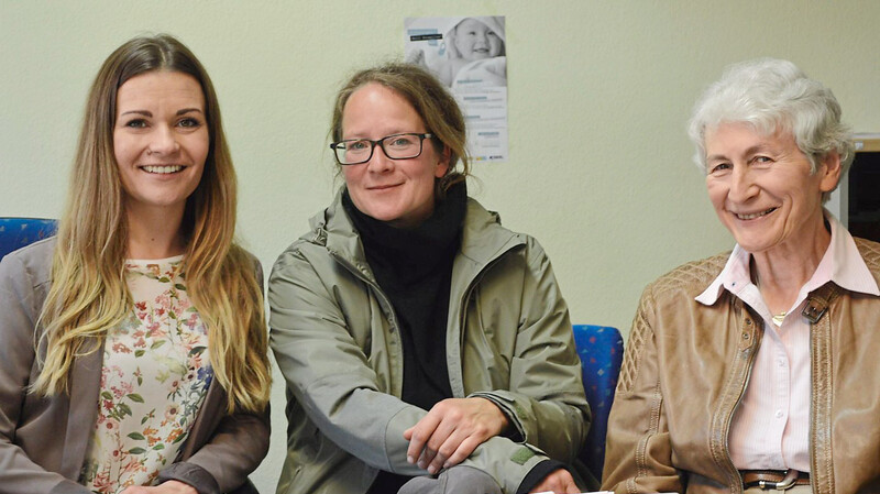 Stefanie Löchli (links) ist als Beraterin für Donum Vitae jeden Dienstagnachmittag im Rathaus vor Ort. Vorgestellt wurde sie von stellvertretender Beratungsstellenleiterin Simone Beck aus Landshut und Landkreis-Bevollmächtigter Gudrun Weida.