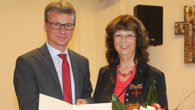 Kultusminister Bernd Sibler händigte Anneliese Jacquet das Bundesverdienstkreuz am Bande aus.