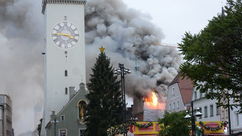 Die Katastrophe hat Straubing am vergangenen Freitag mitten ins Herz getroffen: Der verheerende Brand im historischen Rathaus hat nicht nur materiellen Schaden hinterlassen.