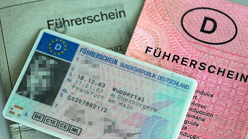 Drei Führerscheine verschiedener Generationen sind in Deutschland nach wie vor im Umlauf: der graue oder rosa "Lappen" sowie die EU-Fahrerlaubnis im Scheckkartenformat.