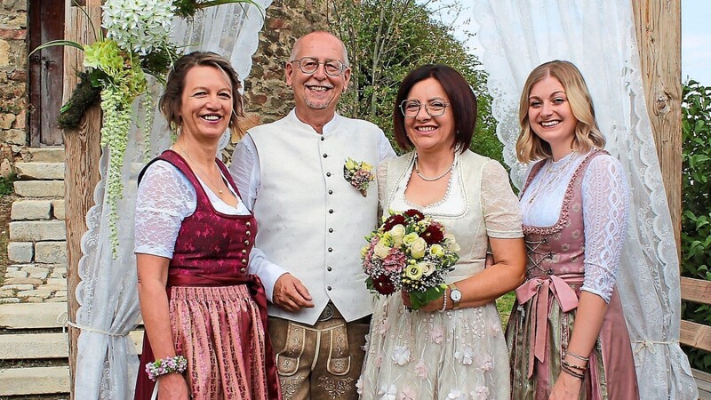 Begleitet von ihren Kolleginnen Tanja Seiderer (r.) und Margit Schneider (l.) hat Edeltraud Hofbauer (2.v.r.) ihren Rudi geheiratet.