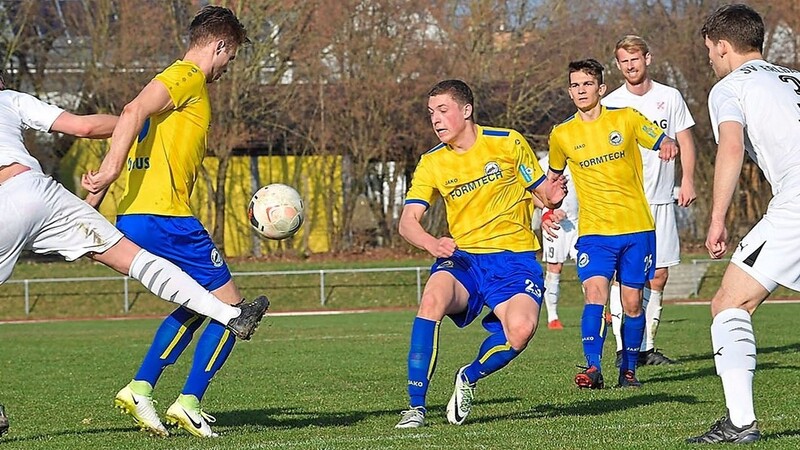 GUT GESCHLAGEN hat sich die junge Mannschaft des TSV Bogen (in gelb) in der Landesliga Südost.