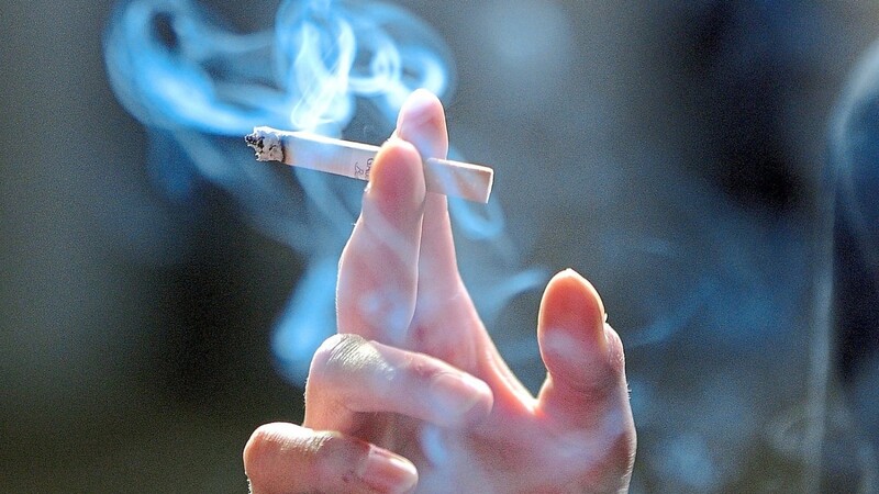 Rauchen ist ungesund - und bei Jugendlichen in Deutschland nicht mehr so beliebt wie früher.