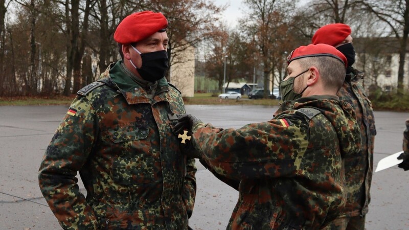 Oberstleutnant Christian Huber (re) zeichnet Stabsfeldwebel Robert Rust für treue Pflichterfüllung und überdurchschnittliche Leistungen mit dem Ehrenkreuz der Bundeswehr in Gold aus.