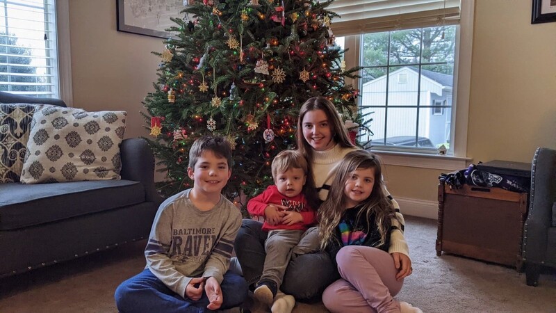 Melanie Scheuerer zusammen mit Henry, Owen und Lillian (von links), die Kinder ihrer Gastfamilie, um die sie sich während ihres Au-pair-Jahres kümmert.