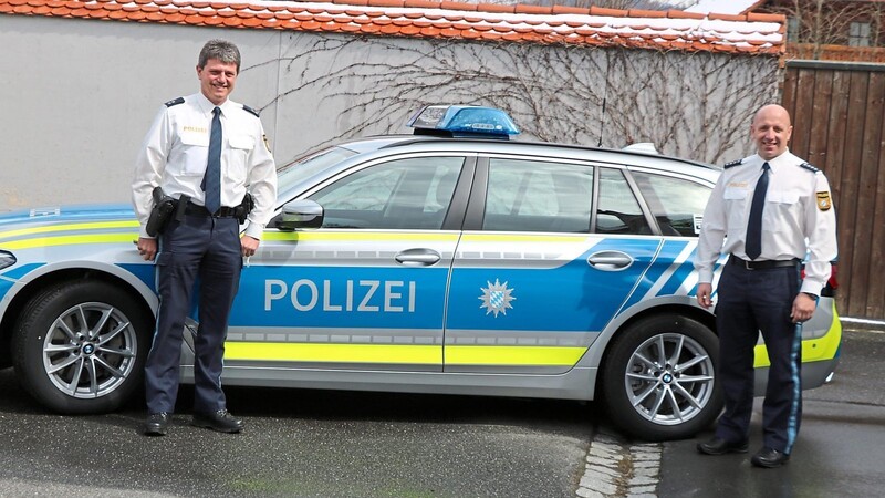 Polizeichef Christian Pongratz (rechts) und Polizeioberkommissar Martin Plötz stellten die Jahresunfallbilanz 2020 der Polizeistation Waldmünchen vor.