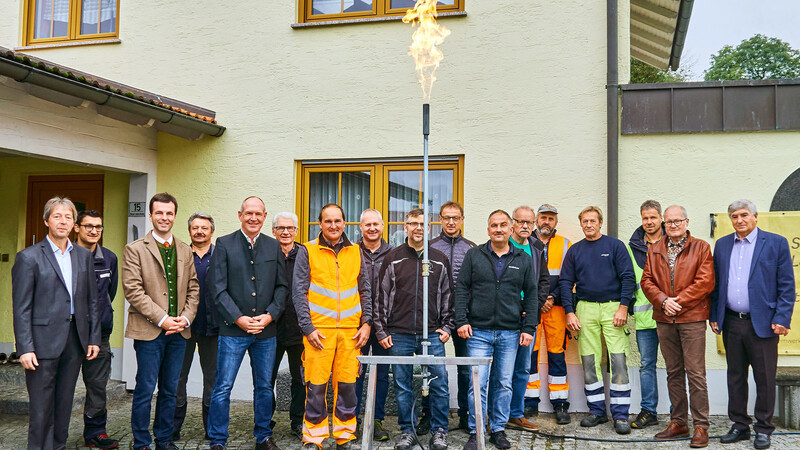 Festliche Stunde in Dalking: Die "Erste Flamme" bei Ehrenbürger Konrad Schreiner (Sechster von rechts) symbolisiert die offizielle Inbetriebnahme der neuen Erdgasleitung im zweitgrößten Ortsteil der Chambtal-Kommune.