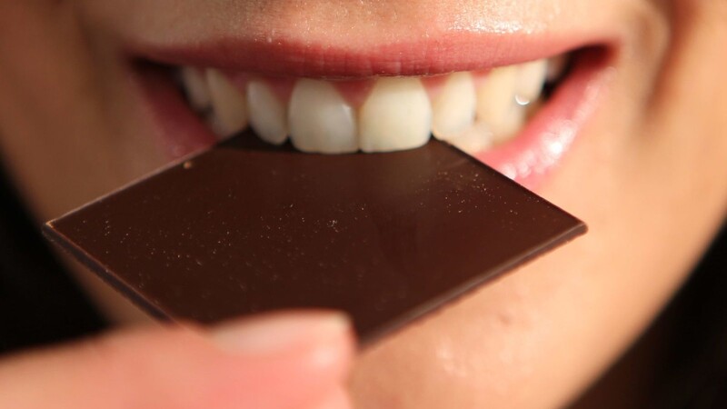 Wer sie mag, greift am besten zu dunkler Schokolade: Sie enthält weniger Zucker und kann sogar zu hohe Cholesterinwerte senken. (Symbolbild)