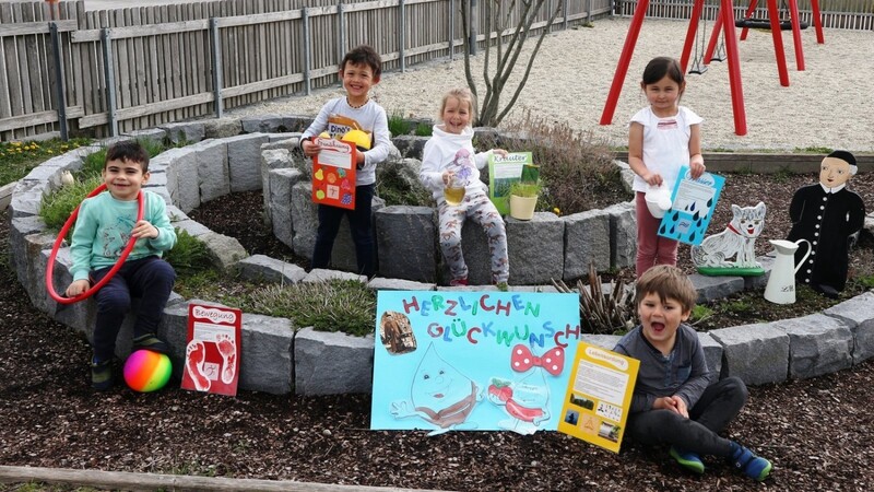 Zum 200. Geburtstag von Sebastian Kneipp hatten die Kindergartenkinder eine riesige Geburtstagskarte gestaltet.