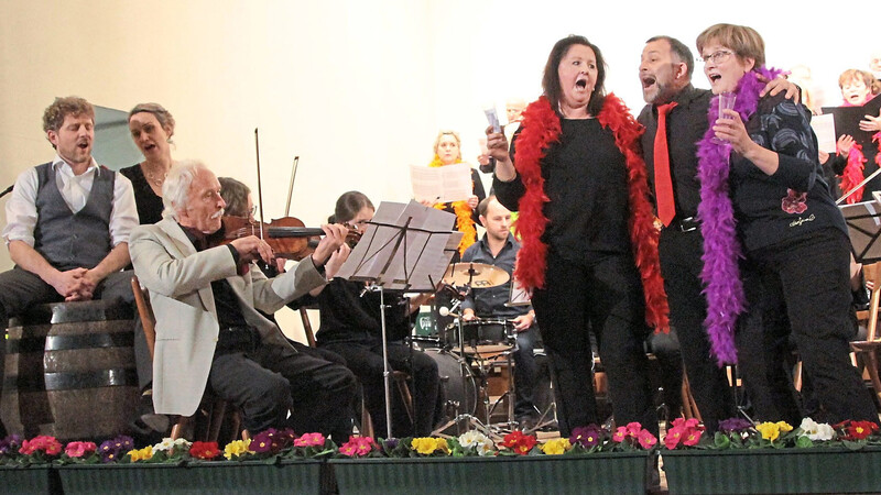 Mit dem furiosen Finale aus "Die Fledermaus" (von links Ehepaar Plomer, Andrea Hartauer, Hermann Wocheslander und Ernie Roggenhofer) endete das Neujahrskonzert der Liedertafel.