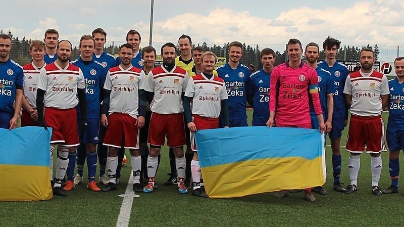 Vor dem Spiel der ersten Mannschaft stellte man sich noch zusammen auf, um Solidarität mit der Situation in der Ukraine zu zeigen.