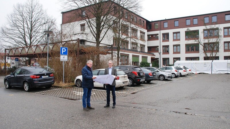 Landrat Josef Laumer und Hochbauchef Wilhelm Gürster stehen auf diesem Archivbild vor dem Landratsamt - eine der Liegenschaften, die umgerüstet werden.