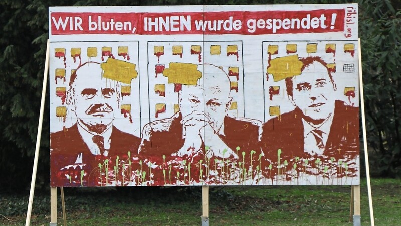 Der freie Journalist Hubertus Wiendl thematisiert die Parteispendenaffäre im Wahlkampf auf einem umstrittenen Banner für die Ribisl-Partei. Zu sehen sind Hans Schaidinger (CSU) (v. l. ), Joachim Wolbergs und Franz Rieger (CSU). Bis auf diese Provokation traut sich so recht niemand an das Thema.