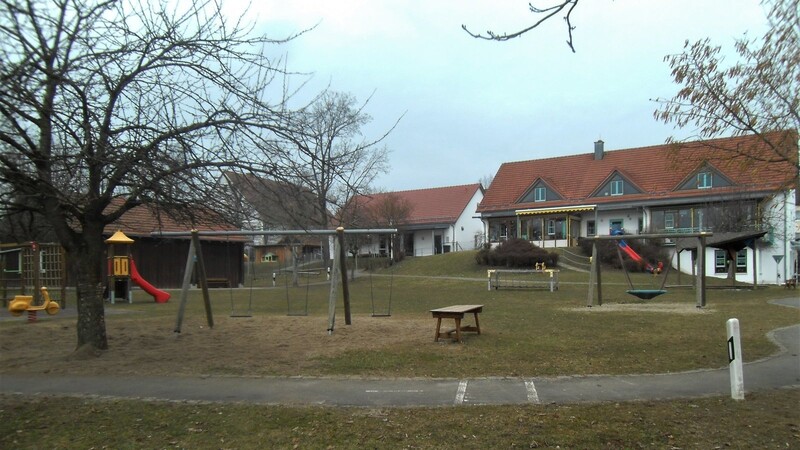 Ein Blick auf die Kita Sankt Nikolaus in Pondorf mit dem Spielplatz im Vordergrund, der mit einer stolzen Summe neugestaltet werden soll.
