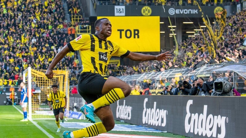 Youssoufa Moukoko erzielte den entscheidenden Treffer im Revier-Derby des BVB gegen Schalke 04.