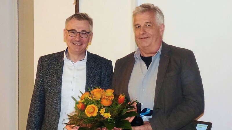 Landrat Werner Bumeder verabschiedete Paul Kracher, Leiter des Sozialen Dienstes, im Rahmen des Jugendhilfeausschusses.