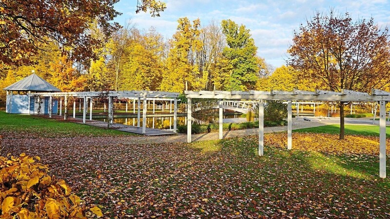 Mit seiner wunderschönen Lage im Schlosspark ist das Stamsrieder Naturbad auch im Herbst ein optischer Höhepunkt.