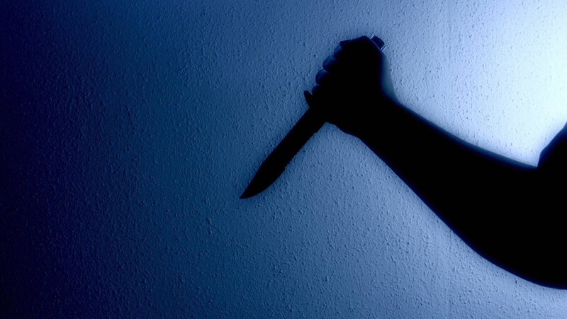 Der Mann aus Freising hatte sich in seiner Wohnung eingesperrt und drohte Polizisten mit einem Messer (Symbolbild).