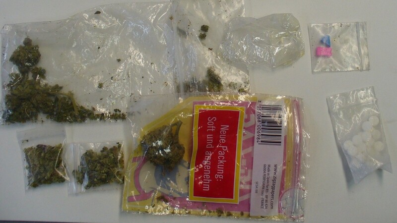 Unter anderem fanden die Beamten Marihuana und MDMA-Tabletten bei den beiden Österreichern.