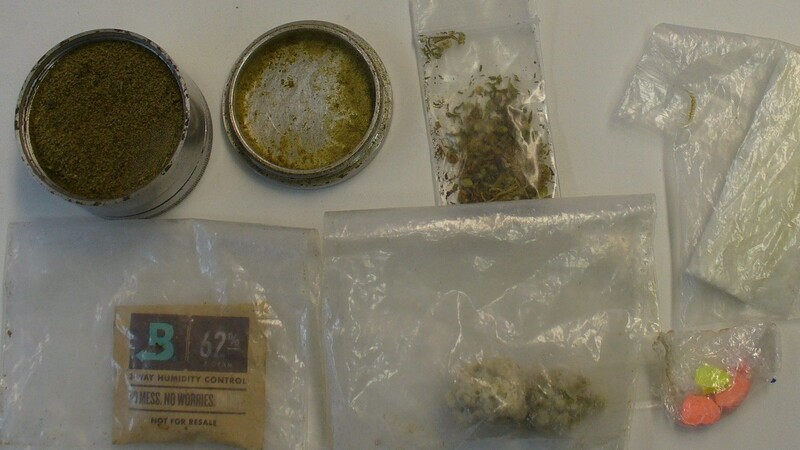 Unter anderem fanden die Beamten Marihuana und MDMA-Tabletten bei den beiden Österreichern.