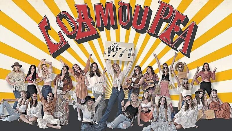 Im Outfit der 70er-Jahre erinnern die Damen der Showtanzgruppe an die Gründung der Faschingsfreunde vor 50 Jahren und wünschen sich für 2022 eine Saison ohne Corona für glanzvolle Auftritte.
