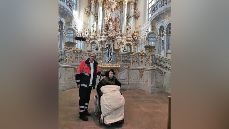 Ulrich Weniger mit einem Fahrgast bei einer "Herzenswunsch"-Fahrt in der Frauenkirche in Dresden.  Foto: Elisabeth Aigner/Malteser
