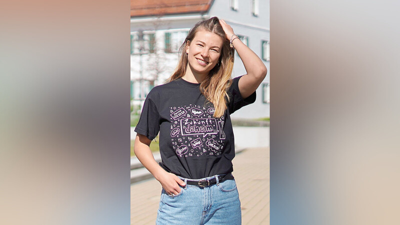 Regina Klinger präsentiert das "Zukunft daheim"-Shirt zum diesjährigen Silicon Vilstal-Erlebnisfestival im September.