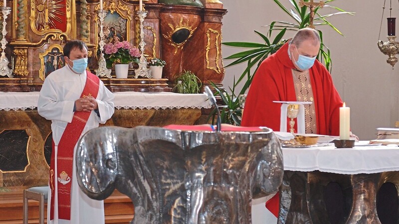 Pfarrer Armin Riesinger und Diakon Anton Fliegerbauer zelebrierten die Messe mit Mund-Nasen-Bedeckung.