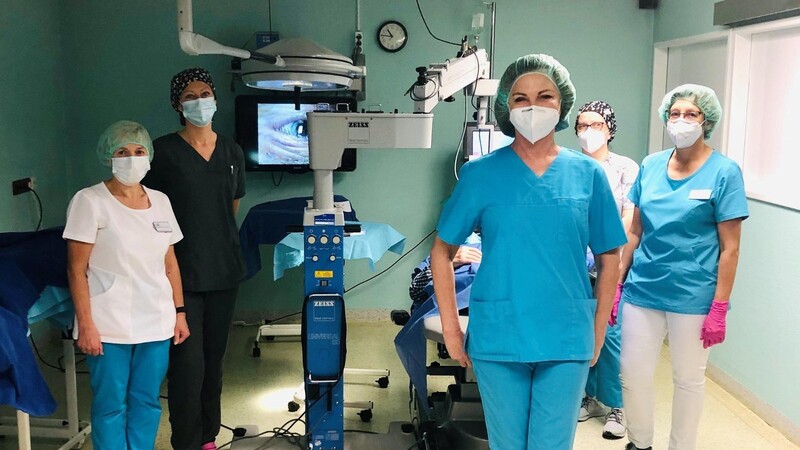 Die Further Augenärztin (Dritte von rechts) führt in ihrer Chamer Klinik eine innovative Operationsmethode ein.