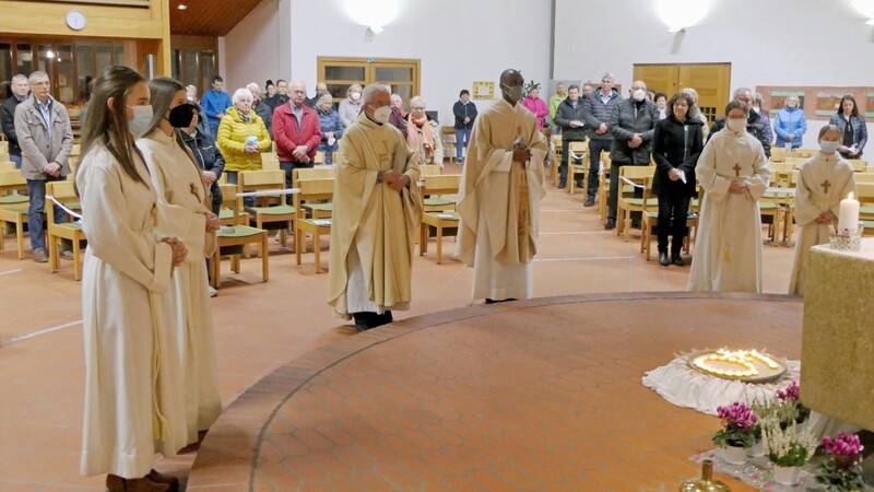 Feierlich wurde das 40-jährige Kirchweihjubiläum mit Pfarrer Hans Trimpl, Pfarrvikar Innocent Ezewoko, den Ministrantinnen und der ganzen Kirchengemeinde in Rain gefeiert.