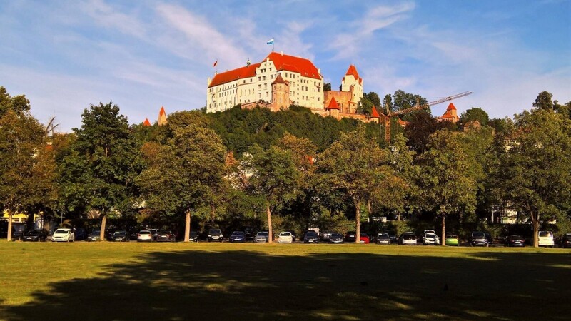 Ein Dieb soll am Wochenende auf das Dach der Burg Trausnitz in Landshut geklettert sein und dort eine Fahne geklaut haben. (Archivbild)