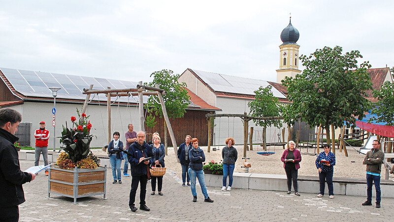 "Generalprobe": Auf dem Dorfplatz lauschen seine Mitstreiter der Rede von Bürgermeister Alfons Neumeier (links vorne).