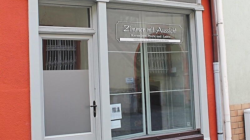 Pforte und Laden der Straubinger Karmeliten, die der Förderverein für die Karmeliten in Straubing in der Albrechtsgasse 35 ehrenamtlich betreut.