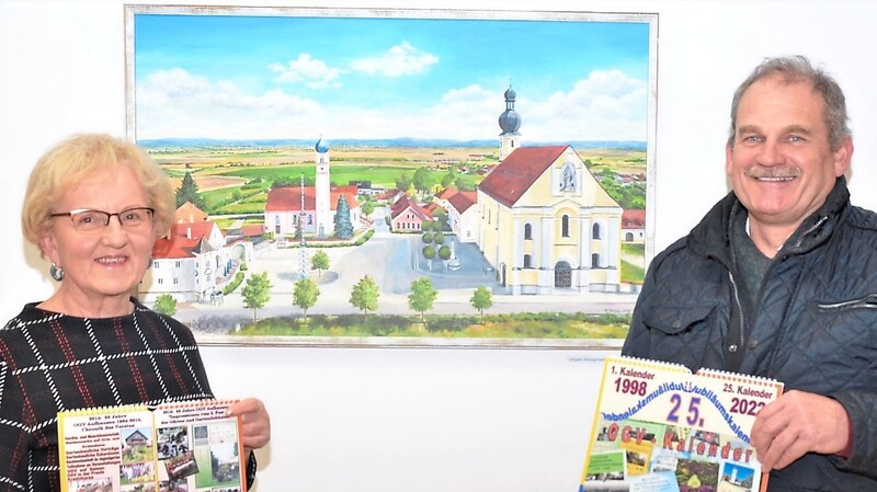 Den neuen OGV-Kalender mit dem Thema "Jubiläumskalender - 25. OGV-Kalender" händigte OGV-Vorsitzende Rita Dallmeier an Bürgermeister Toni Schmid aus.