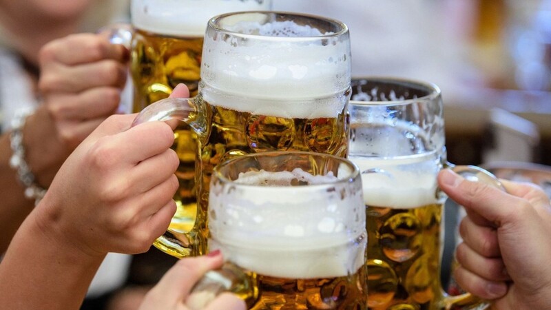Eine Frau auf dem Deggendorfer Frühlingsfest hatte wohl die ein oder andere Maß zu viel getrunken. (Symbolbild)