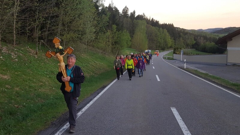 Unser Bild zeigt die Pilger kurz nach Allersdorf.