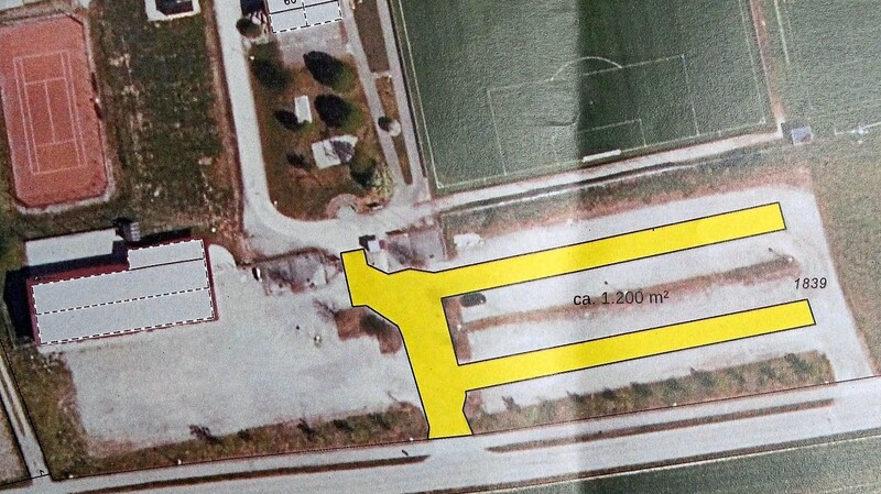 Um Kosten zu sparen, könnte eventuell der gelb markierte Bereich des Parkplatzes am TSV-Gelände asphaltiert werden.
