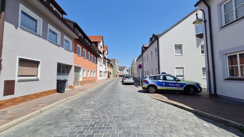 Ein Autofahrer ist am Montag in Landshut vor der Polizei geflüchtet. In der Karlstraße hat eine Streife den BMW schließlich verlassen vorgefunden.