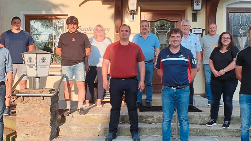Die neue Leitung der Eisstockabteilung des FC Altrandsberg mit Bürgermeister Johann Aumeier und FC-Vorstand Peter Maier.