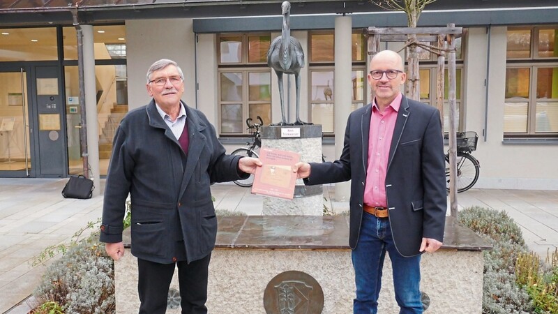 Hasler bedankte sich bei Bürgermeister Strauß für die finanzielle Unterstützung des Buches durch die Gemeinde.