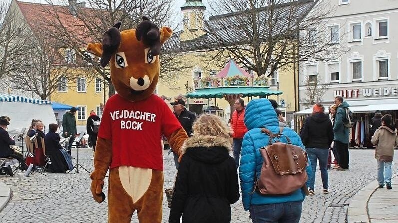 Der Vejdacher Bock verteilte süße Ostergrüße am verkaufsoffenen Sonntag in Viechtach.