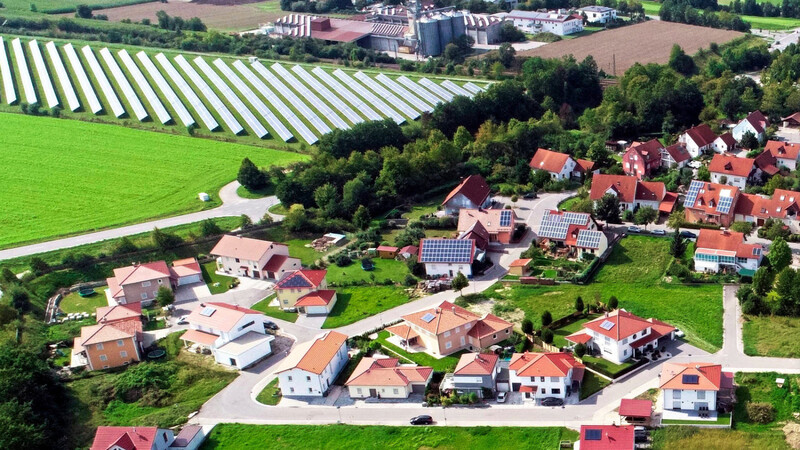 Allein mit den im Markt Schierling auf 37 Hektar installierten Freiflächen-Photovoltaikanlagen - wie zum Beispiel in Unterdeggenbach entlang der Bahnstrecken und abgeschirmt durch Bepflanzung - könnten rund 5 000 Vier-Personen-Haushalte mit Strom aus der Sonne versorgt werden.