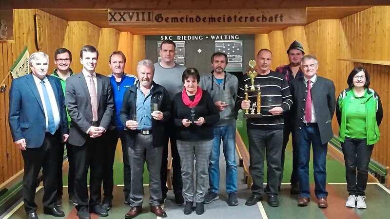 Die Gewinner bei der 28. Gemeindemeisterschaft mit den Ehrengästen und Vereinsverantwortlichen.