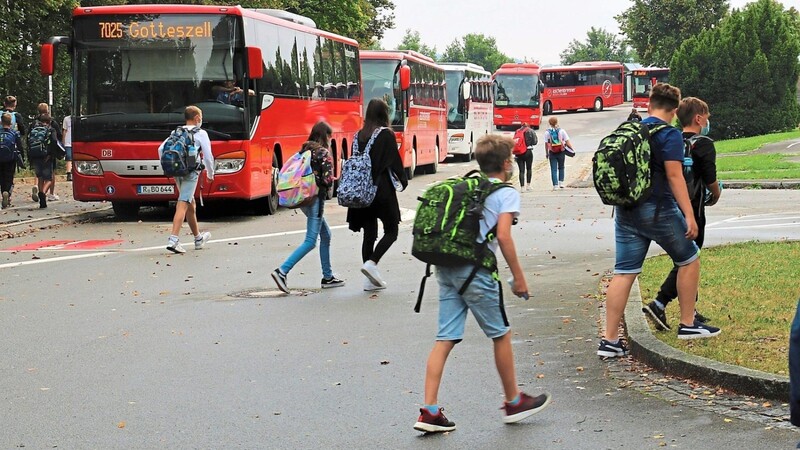 Die Busse stehen Schlange an der Wendeplatte in Viechtach. Auch wenn der Platz für die Fahrzeuge schon mal knapp wird: Für die Schüler bieten mehr Fahrzeuge mehr Abstandsmöglichkeiten auf der Heimfahrt.
