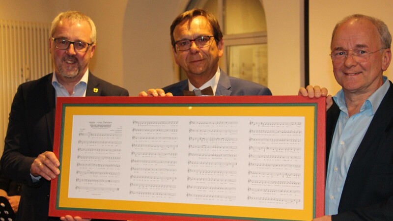 Siegfried Beck (r.) überreichte gemeinsam mit Hans Greil (l.) die gerahmten Noten des neuen Liedes an Bürgermeister Franz Wittmann.