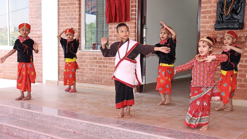 In Festtagsgewändern tanzten Mädchen und Buben bei der Schuleröffnung in der Nähe von Bhaktapur, etwa 30 Kilometer von der nepalesischen Hauptstadt Kathmandu entfernt.