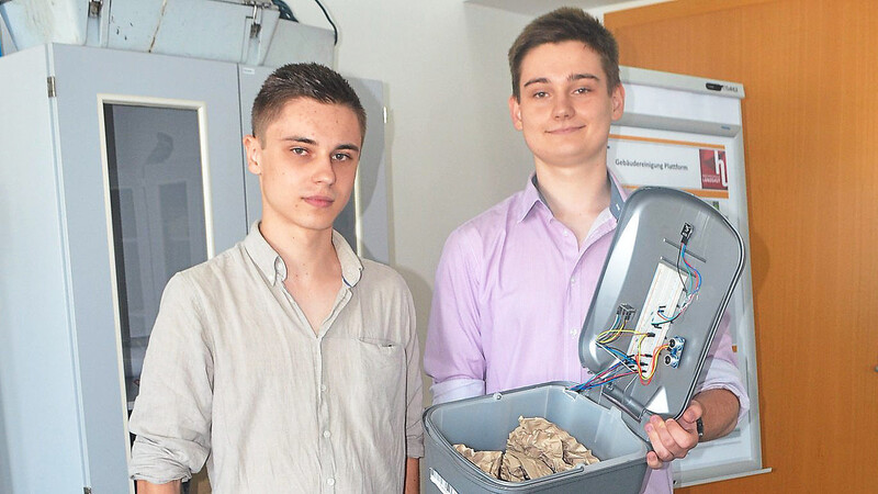 Die beiden Studenten Marcel Kokorsch (l.) und Nicolas Philippi haben den Prototypen gemeinsam entwickelt.