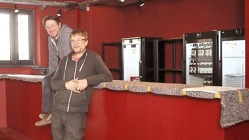 Das Bier ist schon kühl gestellt: Oliver Rösch (l.) und Thomas Widmair vom Rocket Club an der "Ijon-Tichy-Bar".